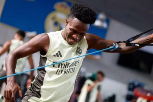 阿斯：维尼修斯国际比赛日留在队里训练，俱乐部对他充满期待